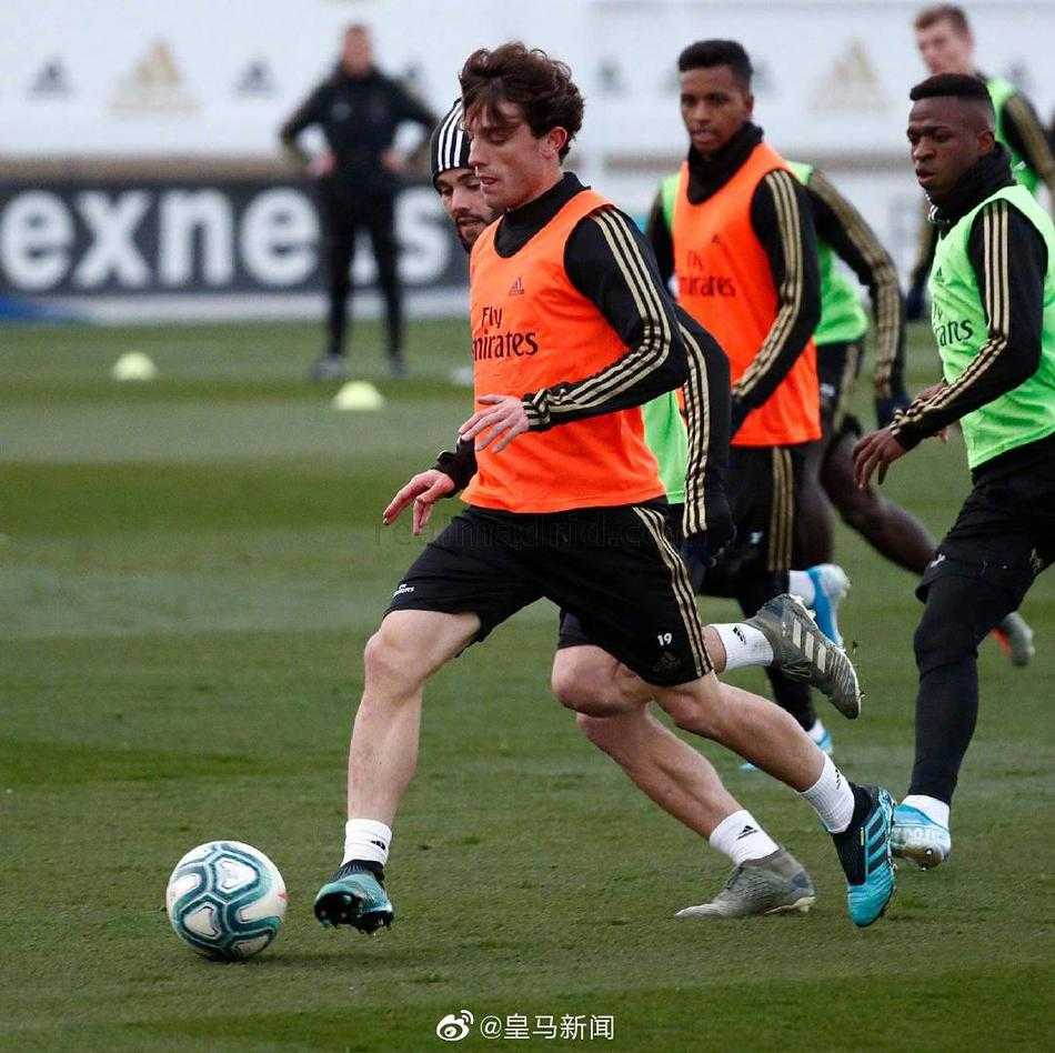 夕阳下的巴尔德贝巴斯训练场，一名皇马球员的背影显得格外坚毅，他正慢慢走向场边，结束了一天的备战，前方是即将到来的挑战。