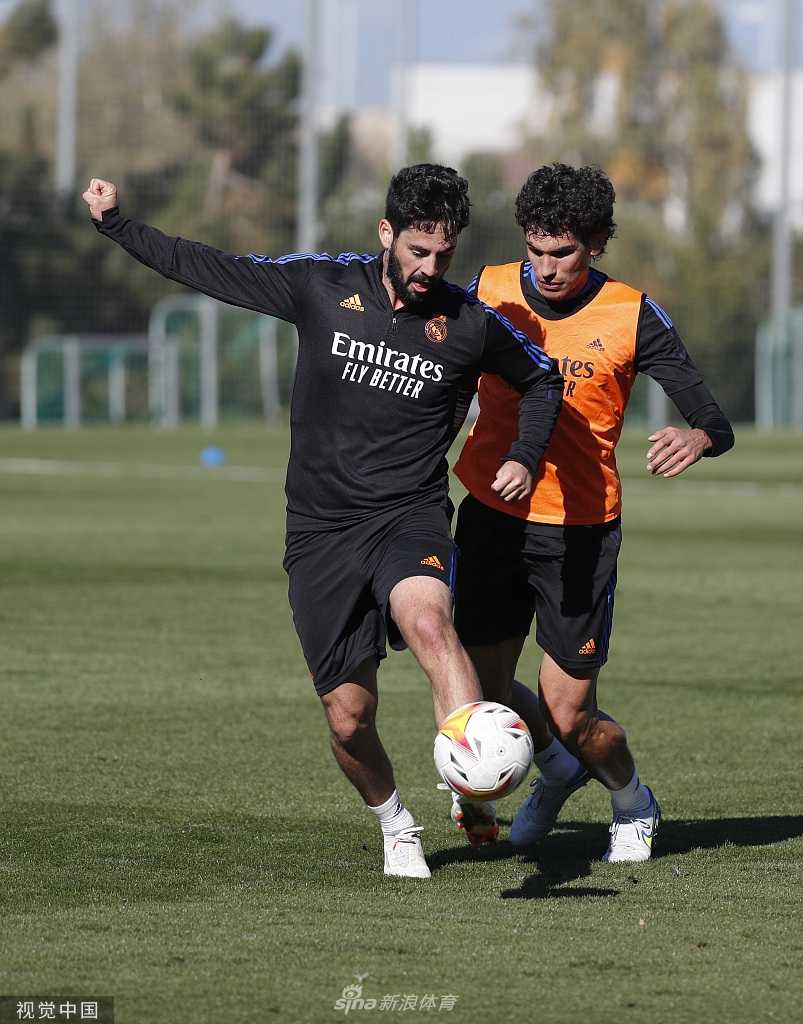 训练场上，皇马传奇后卫拉莫斯目光如炬，正指挥着队友布置防线，他坚毅的面庞仿佛在告诉对手，伯纳乌的城墙依然坚不可摧。