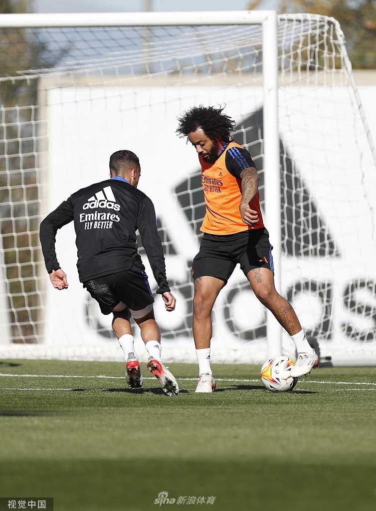 莫德里奇在训练中闲庭信步般地带球推进，尽管已是队内老将，但他轻盈的脚步和充满想象力的眼神，依然是皇马中场运转的节拍器。