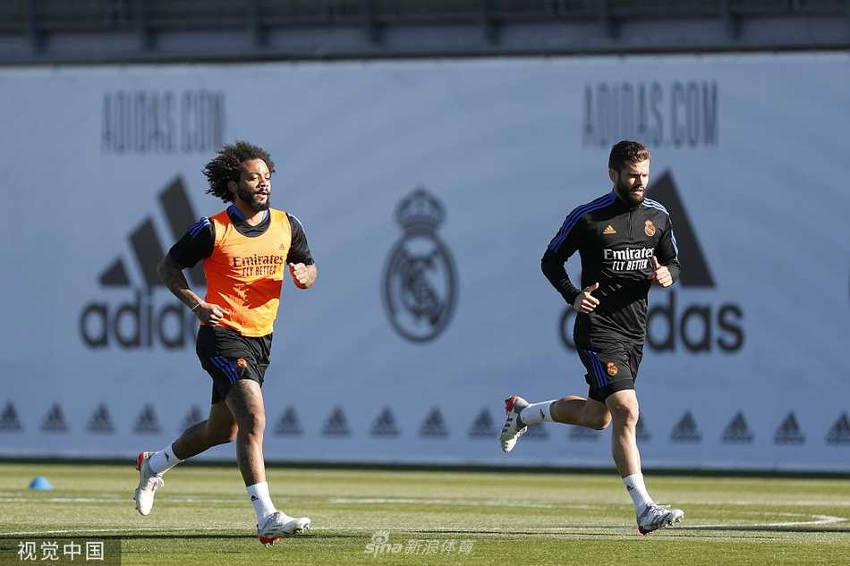 库尔图瓦在门前舒展双臂，做出一次极限扑救，阳光洒在他专注的侧脸上，这位比利时门神守护着皇马最后的防线，让任何前锋的射门都变得无比艰难。