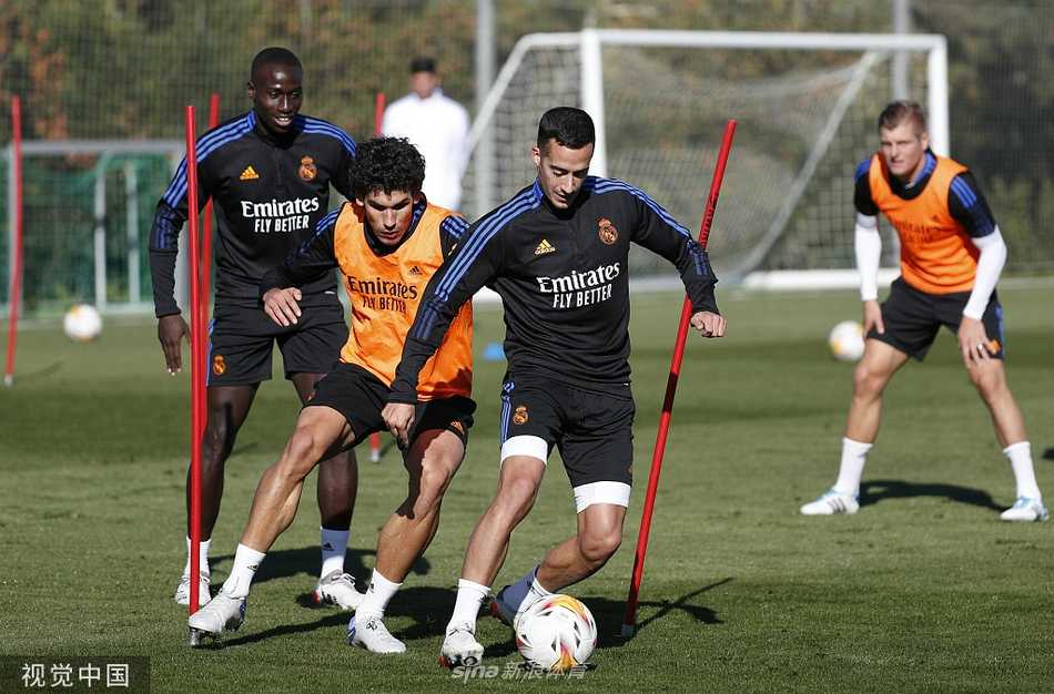 本泽马在射门训练中完成一次精彩的凌空抽射，皮球如出膛炮弹般直挂死角，身旁的队友们纷纷驻足，为这位法国前锋的完美脚感所折服。