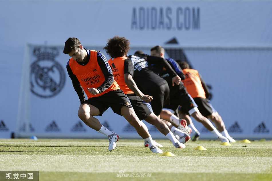 安切洛蒂在场边双手插兜，神情严肃地注视着训练场上的一举一动，他深邃的眼眸中仿佛已经预演了比赛中即将发生的所有战术变化。