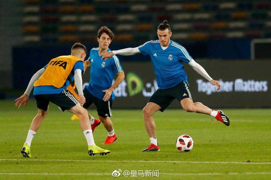 加雷斯·贝尔在训练场上舒展身体，眼神坚毅，一袭白色战袍在阳光下格外耀眼，他每一次触球都仿佛在向世界宣告王者归来的决心。