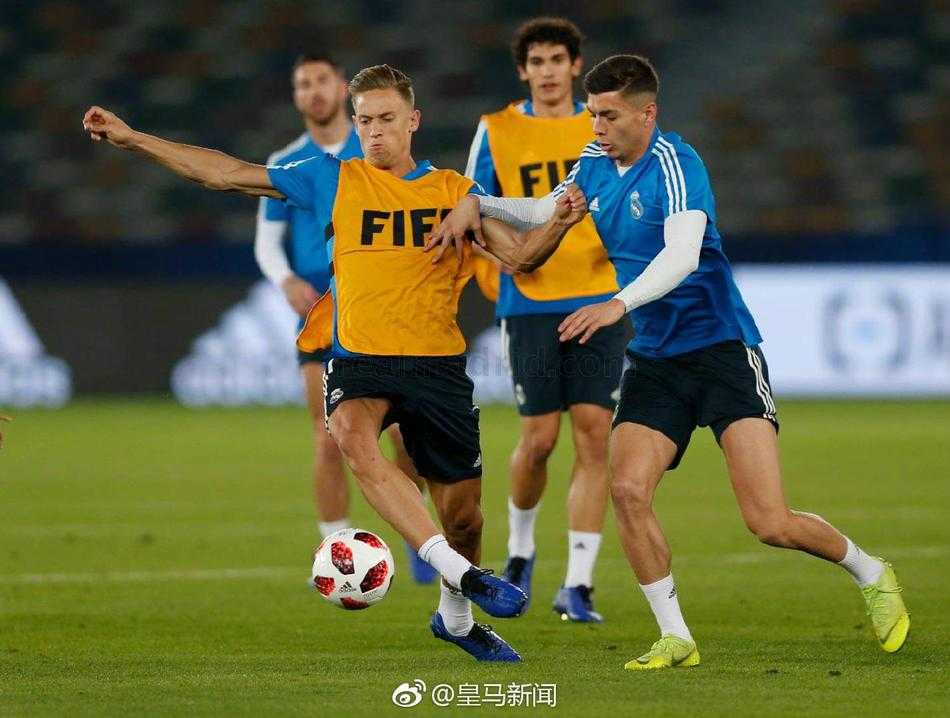 卡里姆·本泽马在赛前热身中神情专注，他的每一次射门都力道十足，这位法国前锋用训练中的完美状态宣告自己已从伤病中完全康复，随时准备为球队攻城拔寨。