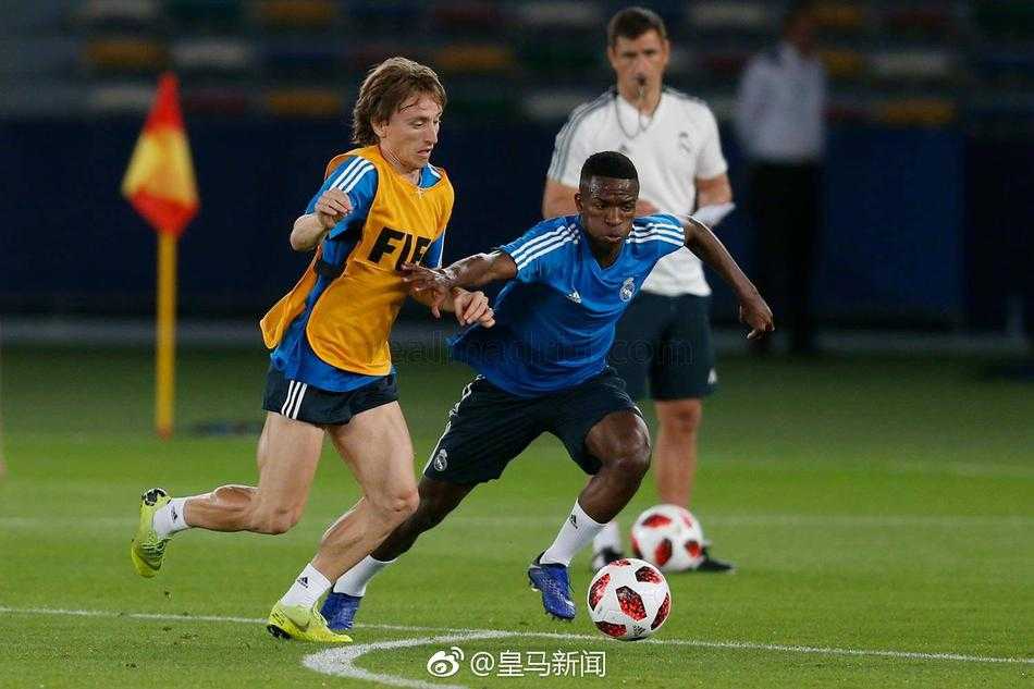 马尔科·阿森西奥在训练中带球疾进，金色的阳光勾勒出他年轻而充满活力的轮廓，然而谁也没有想到，短暂的替补登场竟会以伤退告终，留下一个落寞的背影。