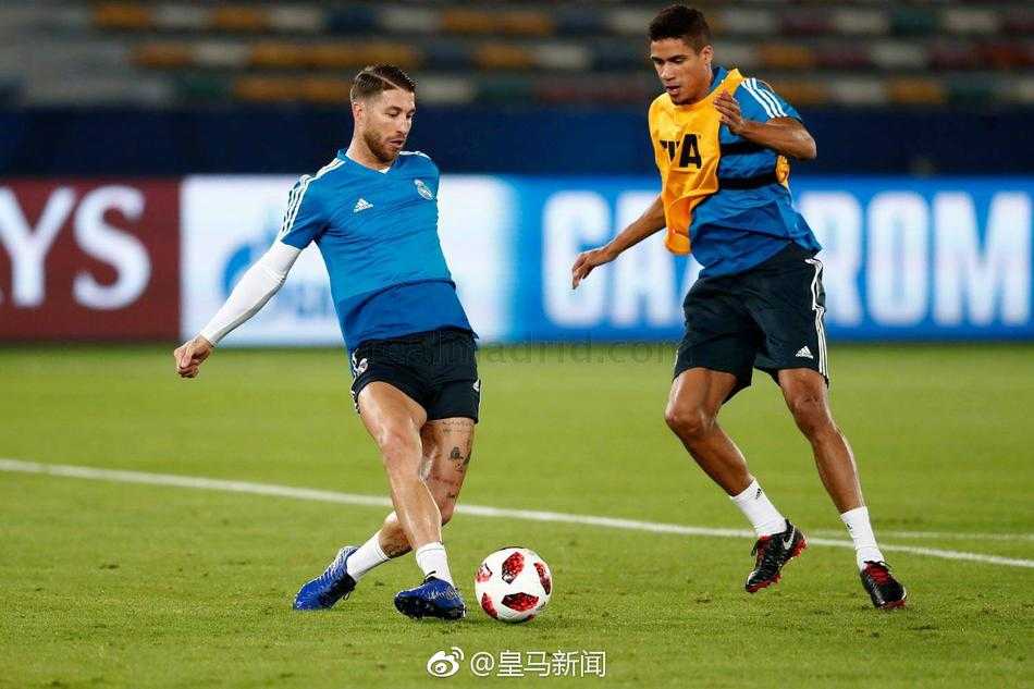 贝尔在比赛中起脚劲射的瞬间，他的身体舒展如弓，足球仿佛被赋予了生命，带着呼啸声直奔球门死角，连空气似乎都在为这记世界波而燃烧。