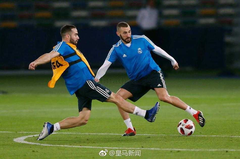 马塞洛与贝尔在训练中相视而笑，巴西人竖起大拇指，威尔士球星则报以微笑，这对左路黄金搭档的默契与友谊，是皇马进攻线上最锐利的武器。