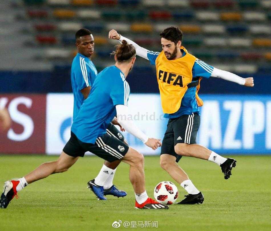 本泽马在训练中独自带球，他的身影坚定而沉稳，尽管一旁的马里亚诺落选了比赛名单，但法国人肩上的责任更重，他需要用行动引领球队走向最终的胜利。