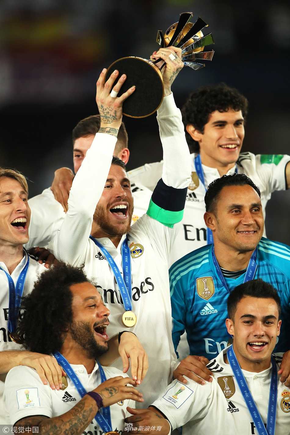 皇家马德里加冕世俱杯三连冠 银河战舰铸就历史新丰碑 魔笛奏响胜利乐章,莫德里奇弯弓搭箭霸气庆祝进球