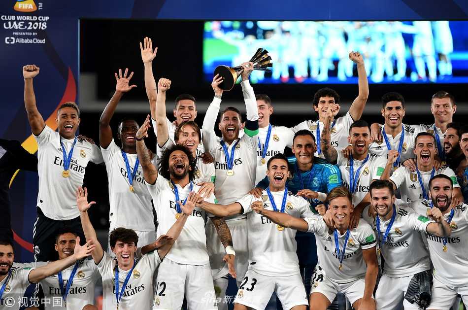 皇家马德里加冕世俱杯三连冠 银河战舰铸就历史新丰碑 水哥拉莫斯霸气擎杯,皇马众星拱月簇拥世俱杯金杯