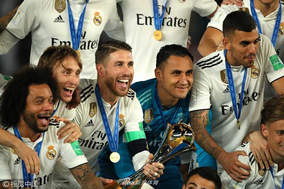 皇家马德里加冕世俱杯三连冠 银河战舰铸就历史新丰碑 队长拉莫斯深情亲吻金杯,白色王朝的荣耀传承