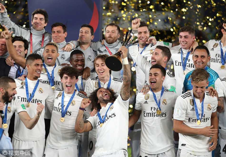 皇家马德里加冕世俱杯三连冠 银河战舰铸就历史新丰碑 漫天金雨下的全家福,皇马全体人员欢庆创纪录第四冠