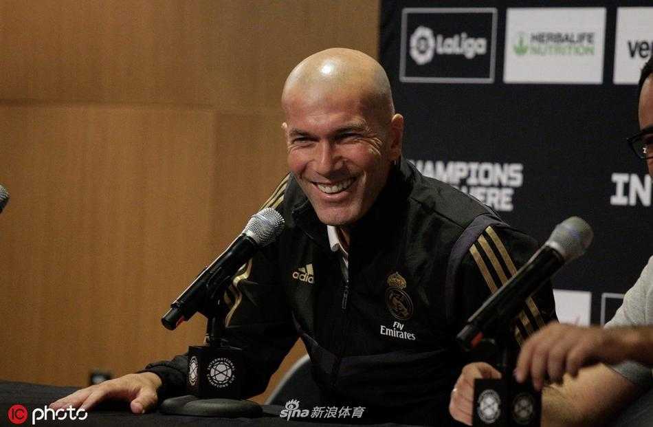 齐达内在发布会上面带微笑，眼神坚定，正在侃侃而谈球队的北美集训计划。