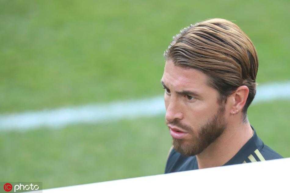 训练场上，阿扎尔笑容灿烂地与新队友们在一起，神情专注地聆听教练的战术布置。