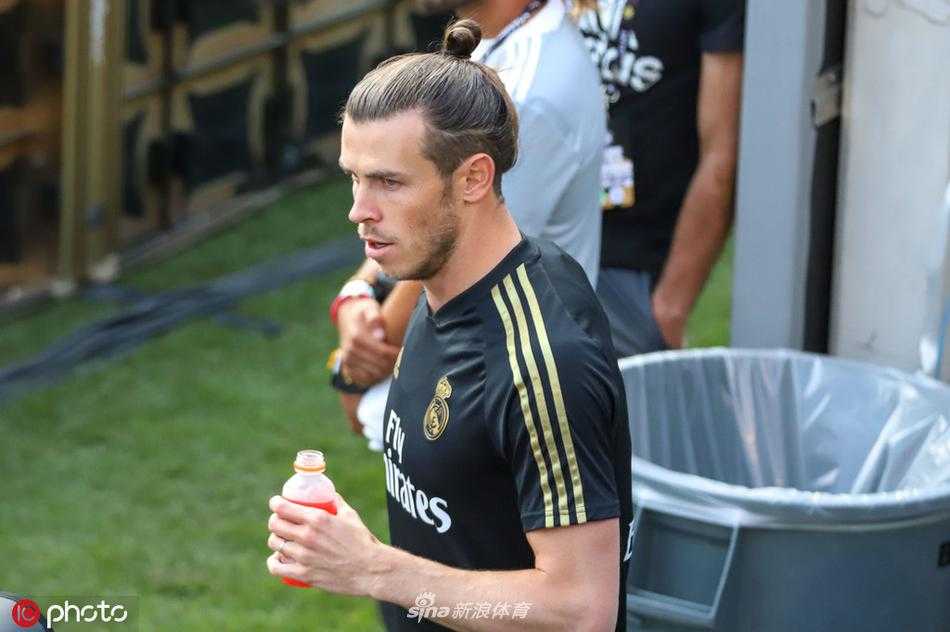 拉莫斯在训练中奋力拼抢，即使只是队内训练，他的表情也充满斗志，彰显队长本色。