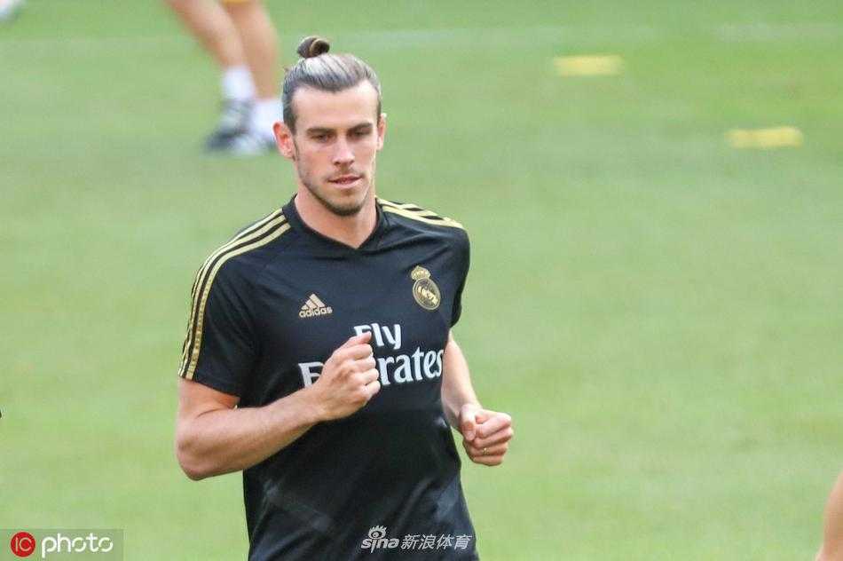 训练结束后，齐达内将部分球员召集在一起，进行小范围的战术讲解，克罗斯和马塞洛都在认真倾听。