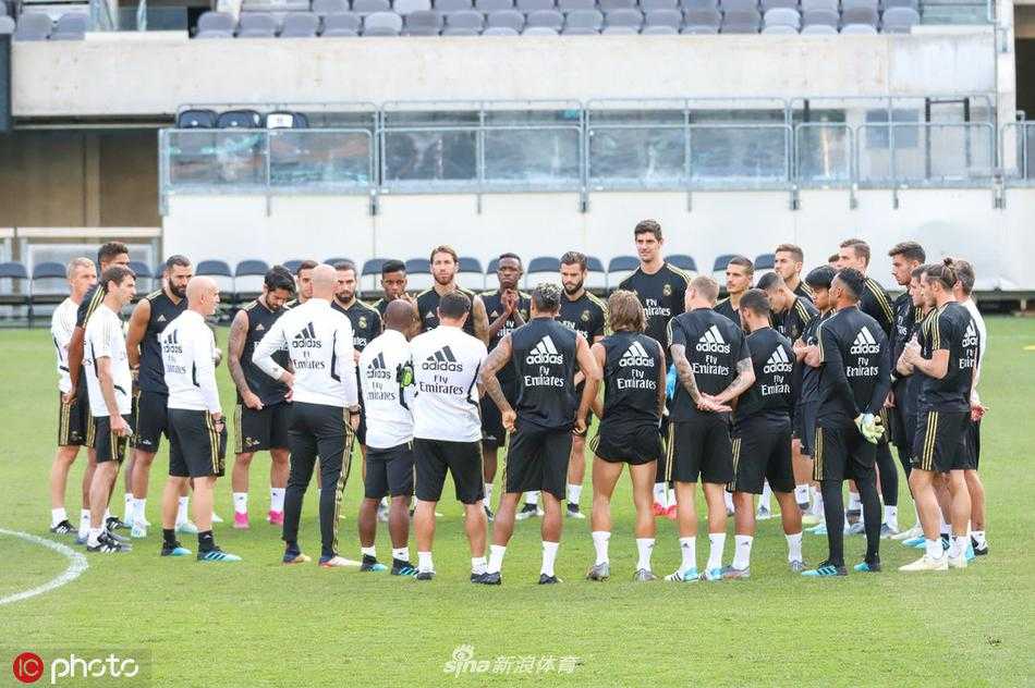 贝尔在训练中表情轻松，但他与齐达内的关系以及未来去向，始终是媒体追逐的焦点。
