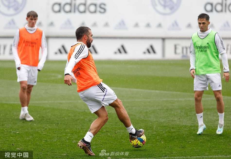 卡瓦哈尔与队友在训练中轻松交流，面带笑容，展现出更衣室良好的团队氛围。