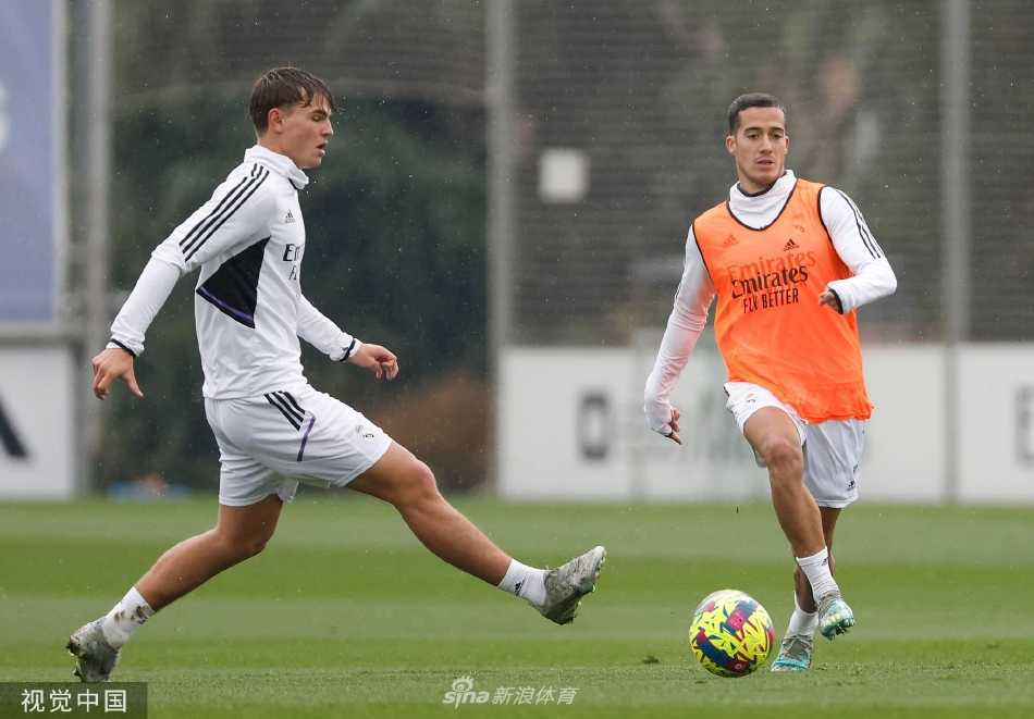 维尼修斯带球疾驰，在训练中上演标志性的快速突破，防守队员紧追不舍。