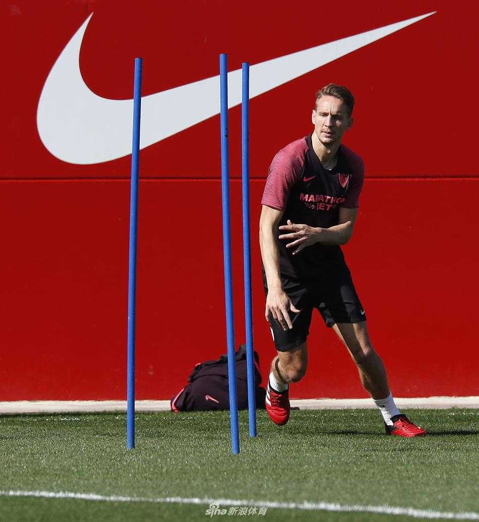 皮球高高跃起，划破午后的宁静。一名球员腾空而起，用身体筑起一道移动的城墙。这一刻，天空才是极限，而胜利的信念在心中扎根生长。