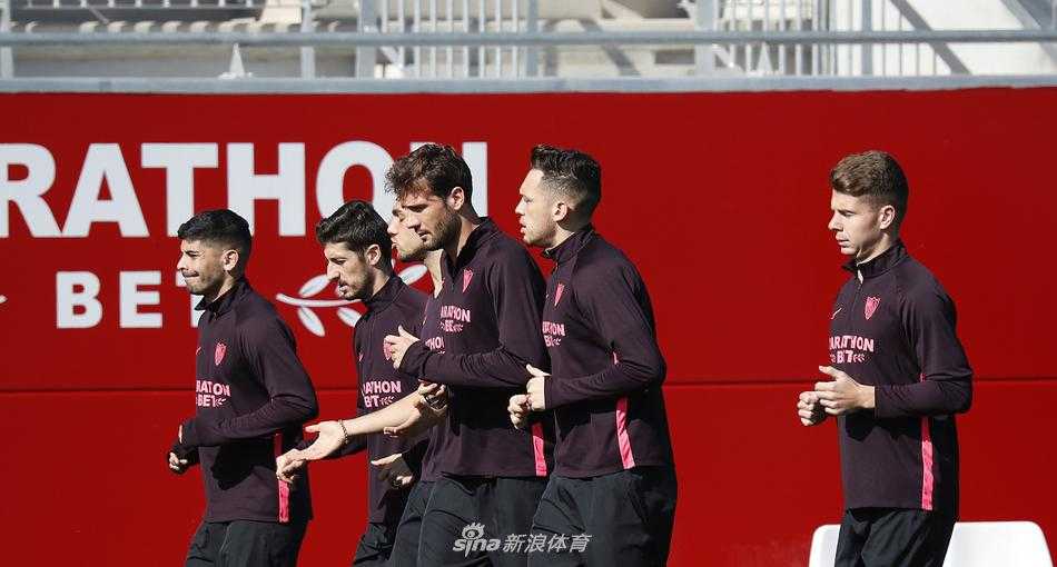 绿茵场上，一道橙色的身影疾驰而过，将对手的号码牌远远甩在身后。他的脚步轻盈而坚定，仿佛在绿毯上描绘出一幅通往胜利的战术蓝图。