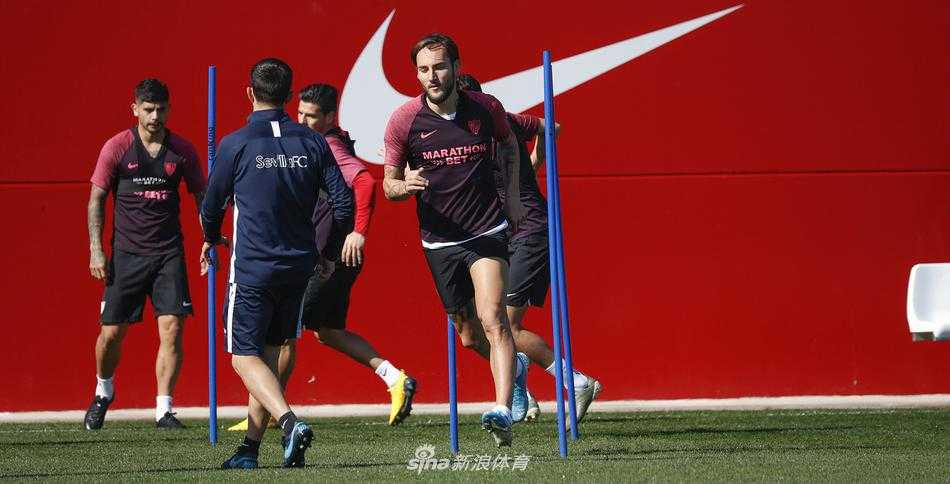 即使汗水模糊了双眼，坚毅的目光依然锁定前方的目标。这不是一个人的战斗，身后是并肩作战的兄弟，身前是必须征服的沙场。