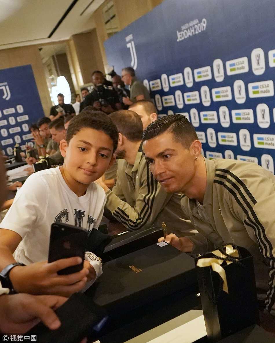 在沙特烈日的炙烤下，C罗在训练中一丝不苟，专注的眼神仿佛在说，下一个进球已在酝酿之中。