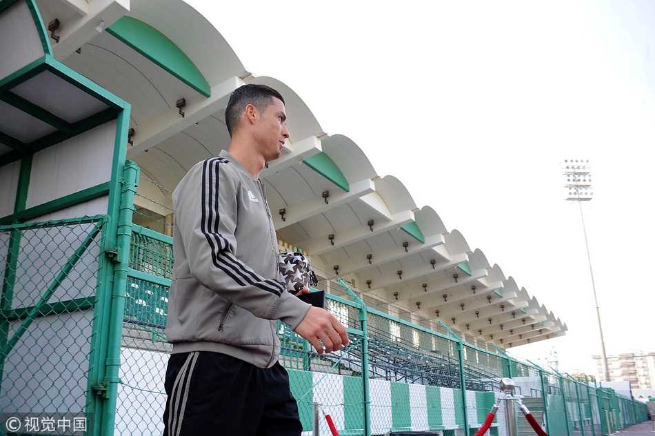 训练间隙，C罗被热情的当地团队工作人员团团围住，他标志性的微笑瞬间点亮了现场，仿佛一位征服沙漠的足球国王在接受臣民的敬意。