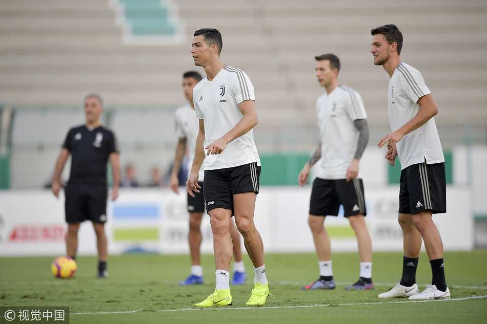 训练场上，C罗与队友们进行着轻松的交流，他融入球队的每一个细节，都预示着尤文图斯正朝着冠军奖杯稳步前进。