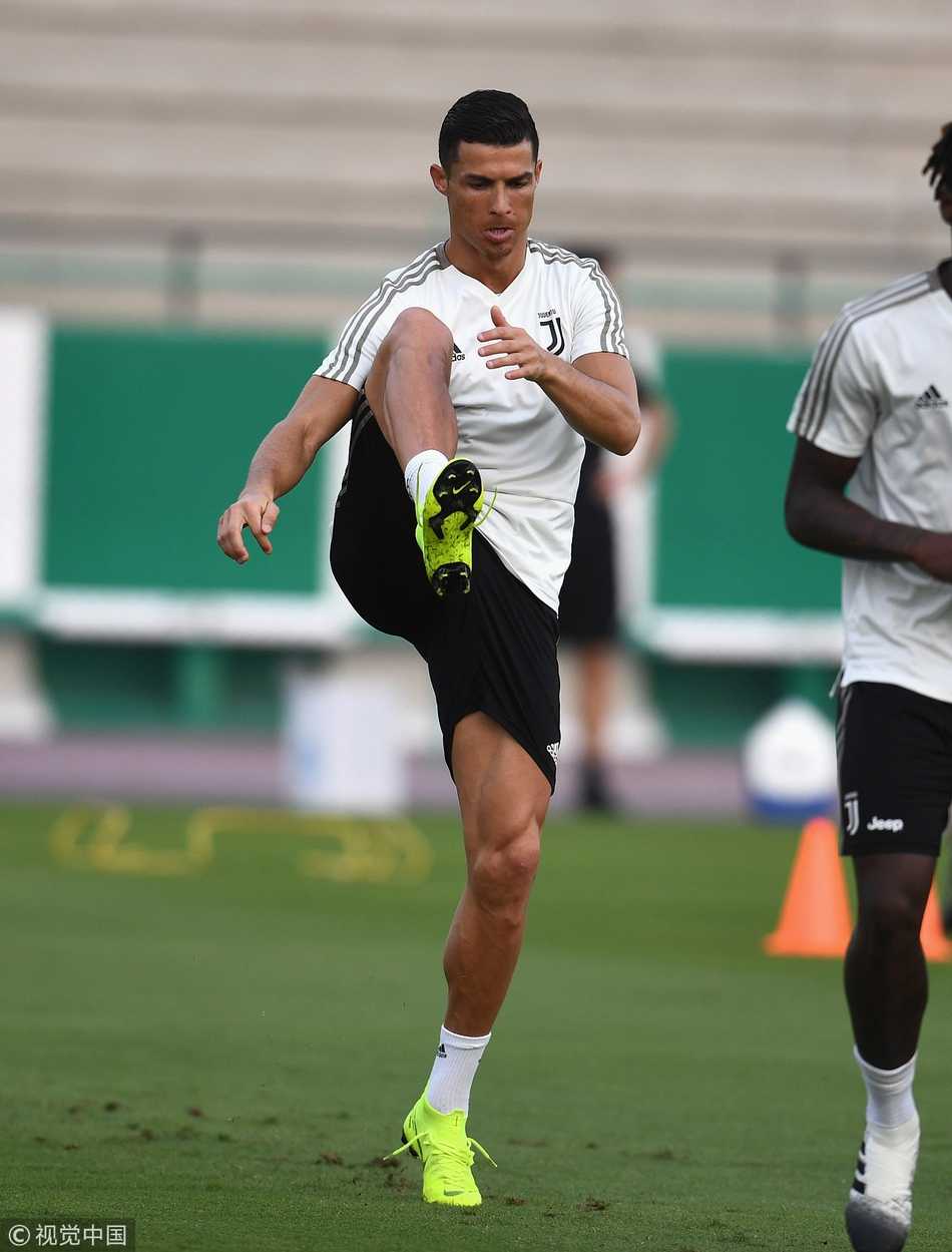 尽管被要求合影的球迷层层包围，C罗依然保持耐心与风度，这温馨的一幕成为尤文沙特之行中最动人的瞬间。