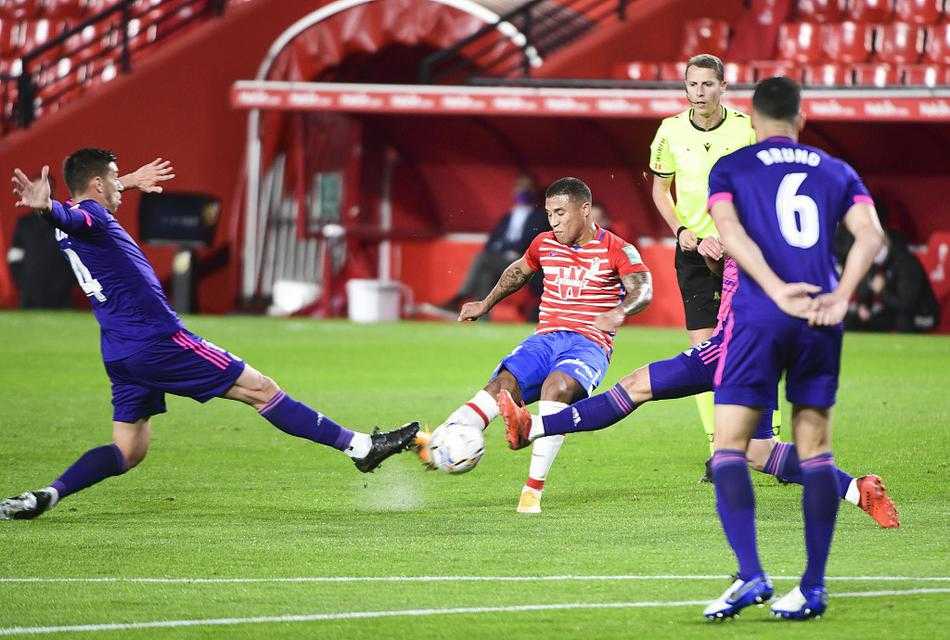 杜阿尔特滑跪庆祝瞬间，他的怒吼与飞溅的汗水仿佛要撕裂沉闷的空气，为石榴军团点燃了一丝渺茫但倔强的希望之火。