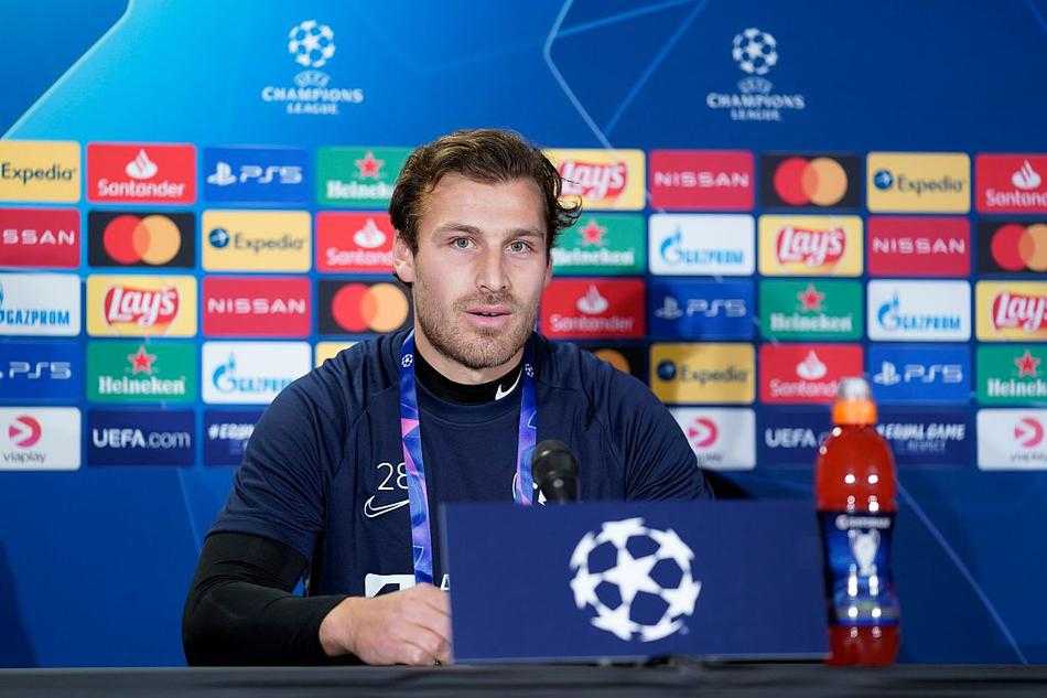 发布厅一角，中日德兰的队徽静静悬挂，背后是深色的幕布，像是一位沉默的守望者，见证着球队历史性的一刻。