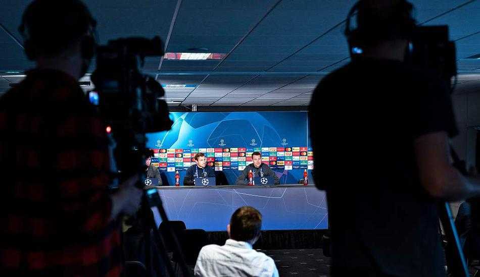 发布会全景图，镜头记录下媒体云集的瞬间，各种摄像设备对准发言席，空气中弥漫着大战前特有的那种紧张而兴奋的寂静。