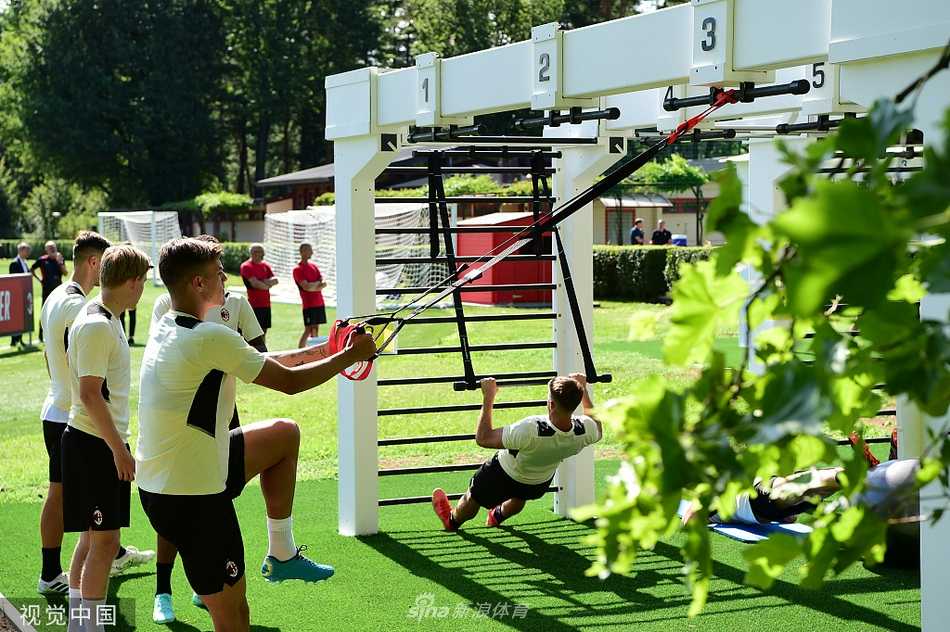 训练场上，皮奥利教练双手比划着战术，神情严肃地向队员们面授机宜，身旁的球员们聚精会神地聆听，仿佛在脑海中演练着比赛中的每一个跑位