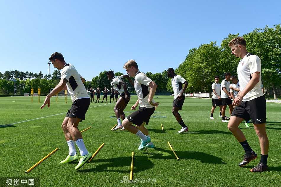 在米兰内洛的晨光中，红黑军团的身影在绿茵场上拉长，球员们正围绕着标志杆进行协调性训练，眼神中满是对新赛季的专注与渴望