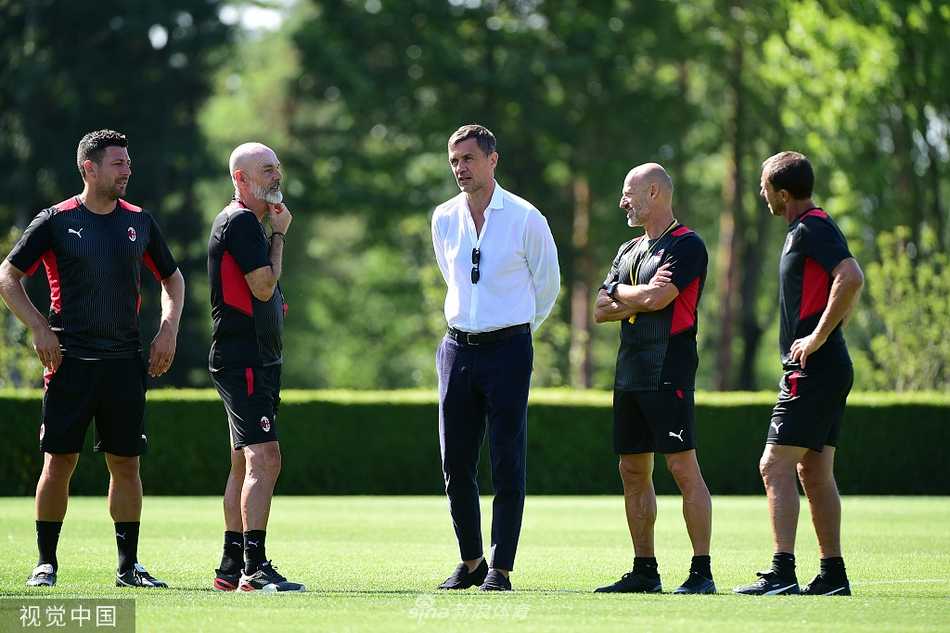 夕阳下的米兰内洛，一次训练课临近结束，球员们围成一圈互相鼓劲，他们的剪影映在金色的余晖中，仿佛预示着新赛季的光明前景