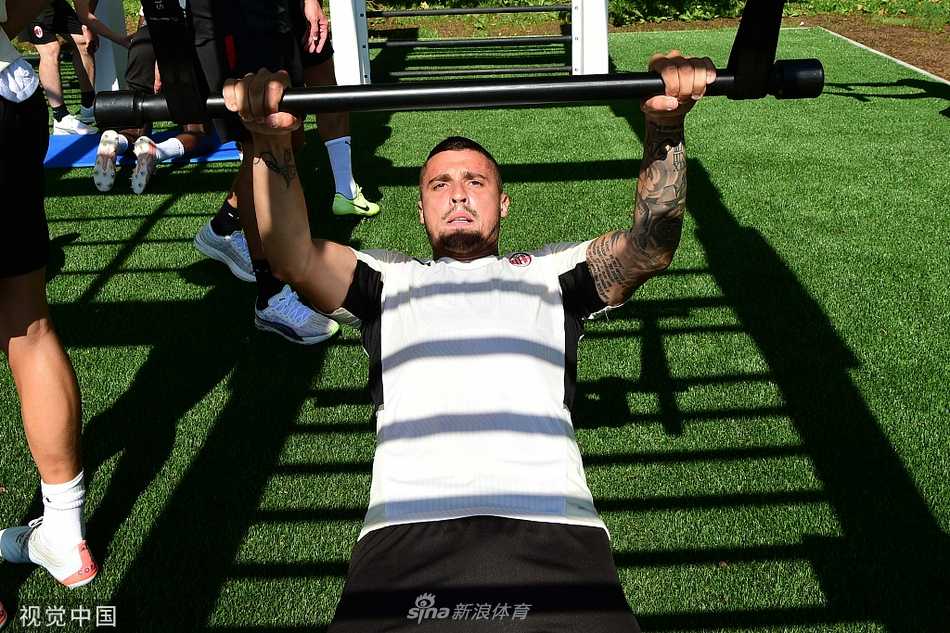 特奥·埃尔南德斯在训练中大步流星地带球突破，他的速度如同插上翅膀，左路走廊将成为新赛季米兰撕开对手防线的致命武器