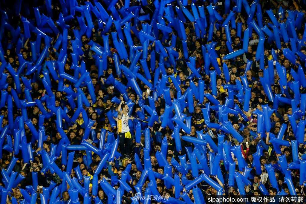 比赛日中，糖果盒球场看台上挤满了身着蓝黄球衣的博卡球迷，他们挥舞着旗帜，跳跃呐喊，掀起一波又一波人浪，将球场变成沸腾的蓝色海洋。