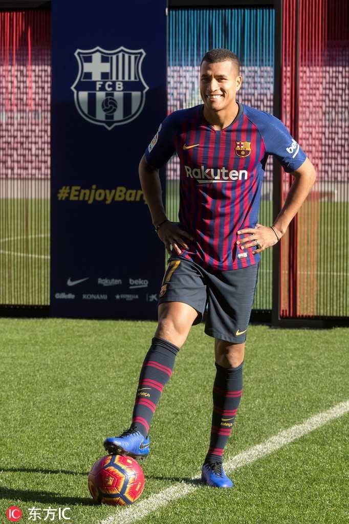 穆里略在摄影棚内专注地凝视镜头，他身着巴萨主场红蓝间条衫，胸口的队徽在灯光下熠熠生辉，硬朗的面部线条透露出加盟豪门的坚定与喜悦。