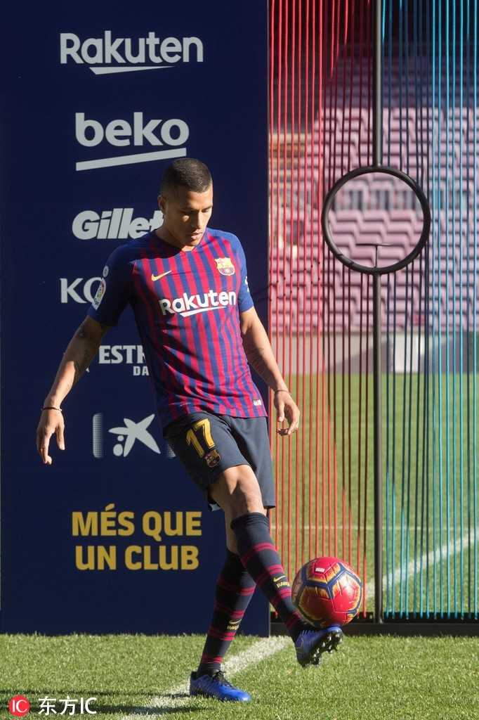 穆里略在巴萨更衣室区域定格，他一手插兜，轻松自然地看向镜头。背景是整洁的更衣柜，新赛季的球衣整齐悬挂，整个氛围既温馨又充满职业体育的严谨感，仿佛在诉说一个崭新的开始。