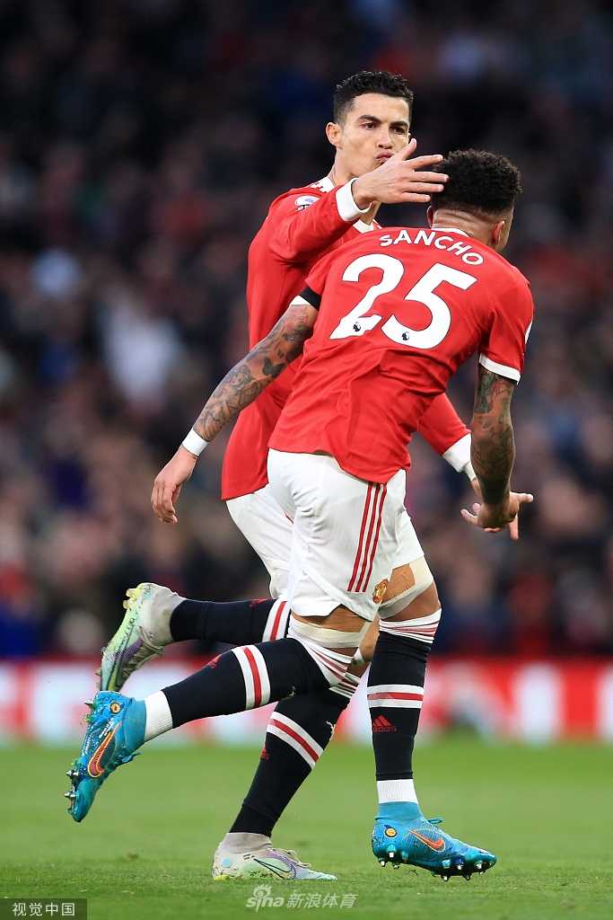 C罗霸气怒吼庆祝进球，他紧握双拳青筋暴起，梦剧场在他的咆哮中为之震颤。