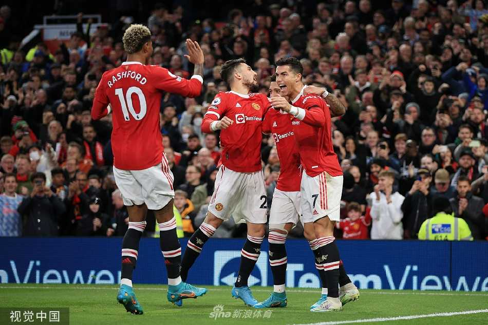 C罗高高跃起头槌破门瞬间，防守球员只能望球兴叹，展现其惊人的弹跳与制空能力。