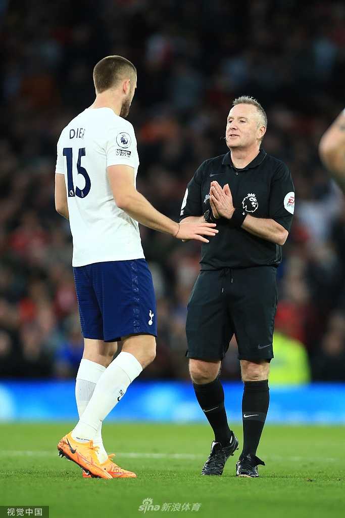 C罗在比赛中带球突破，眼神坚毅专注，如猎豹般寻找着每一个破门机会。