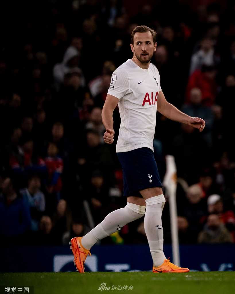 C罗手捧比赛用球向观众致意，脸上洋溢着胜利的笑容，身后是星光璀璨的梦剧场夜空。