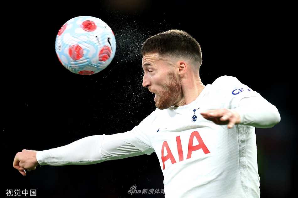 C罗完成绝杀后激情脱衣庆祝，肌肉线条分明，尽显王者归来之霸气与喜悦。