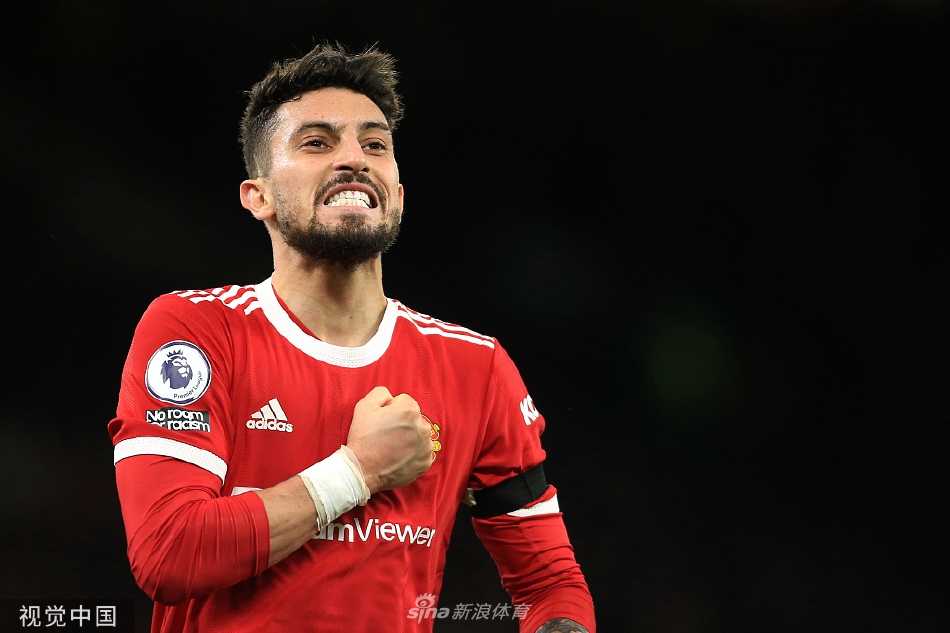 曼联众将围拢C罗共同庆祝胜利，团队激情与凝聚力在这一刻完美绽放。