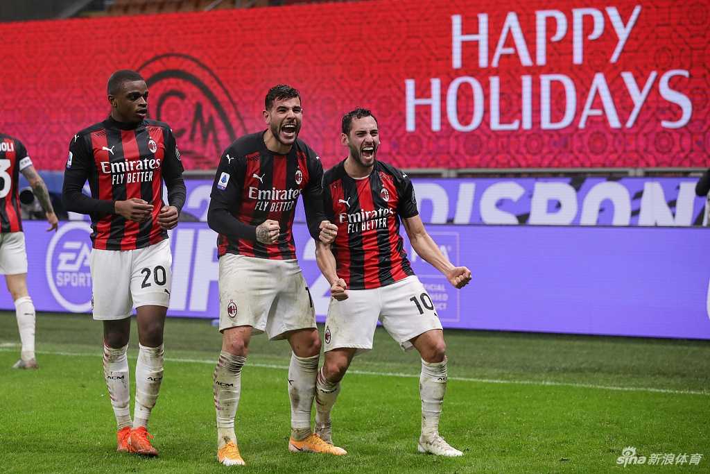 恰尔汗奥卢与队友们紧紧相拥，脸上洋溢着难以抑制的喜悦，这粒点球是智慧与勇气的结晶