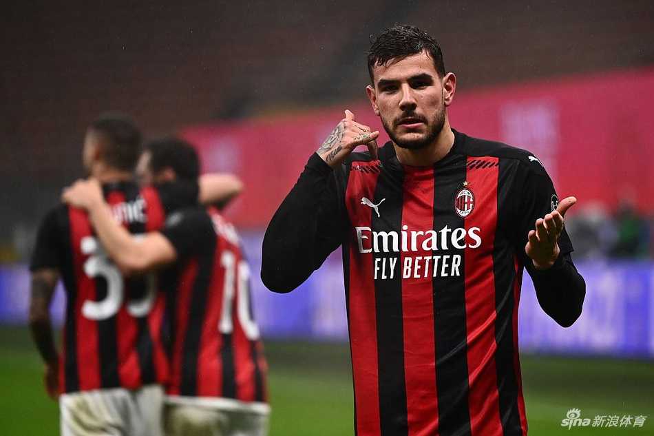 恰尔汗奥卢开出角球的瞬间，眼神中充满了对胜利的渴望，这一传，是精确制导的导弹