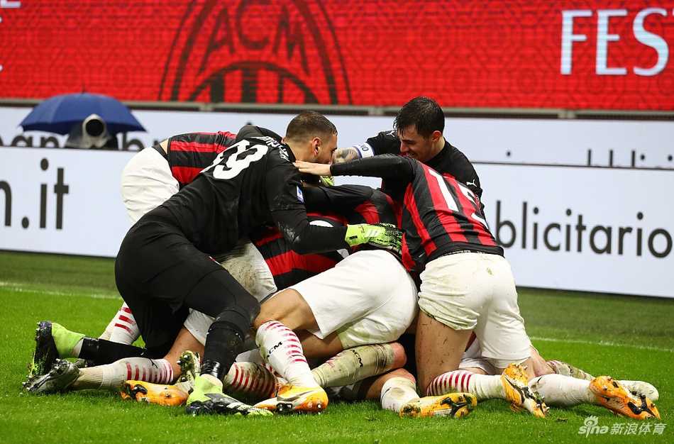 特奥高高跃起，在小禁区角上以一记雷霆万钧的头球，狠狠地将皮球砸进了拉齐奥的球门近角