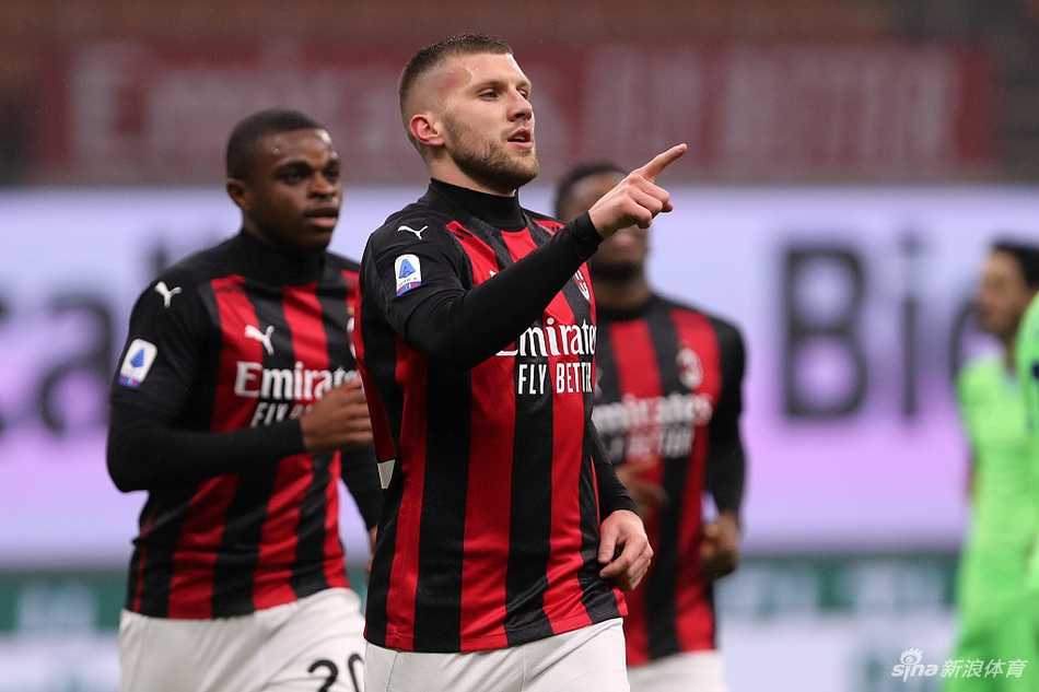 绝杀后的特奥脱衣疯狂庆祝，他张开双臂肆意宣泄着内心的激情，整个圣西罗都臣服于他的脚下